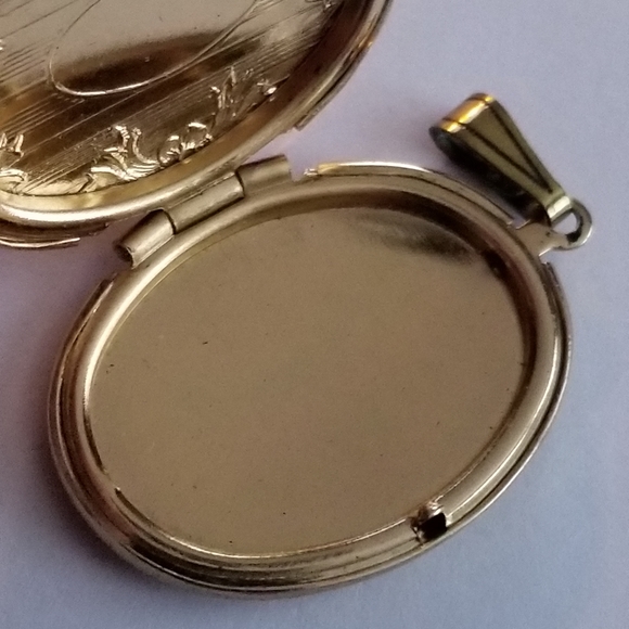 Vintage locket pendant flowers engraved gold tone Victorian style floral - Picture 12 of 14